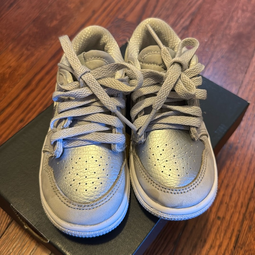 Jordan 1 retro low OG Grey/metallic silver toddler size 8